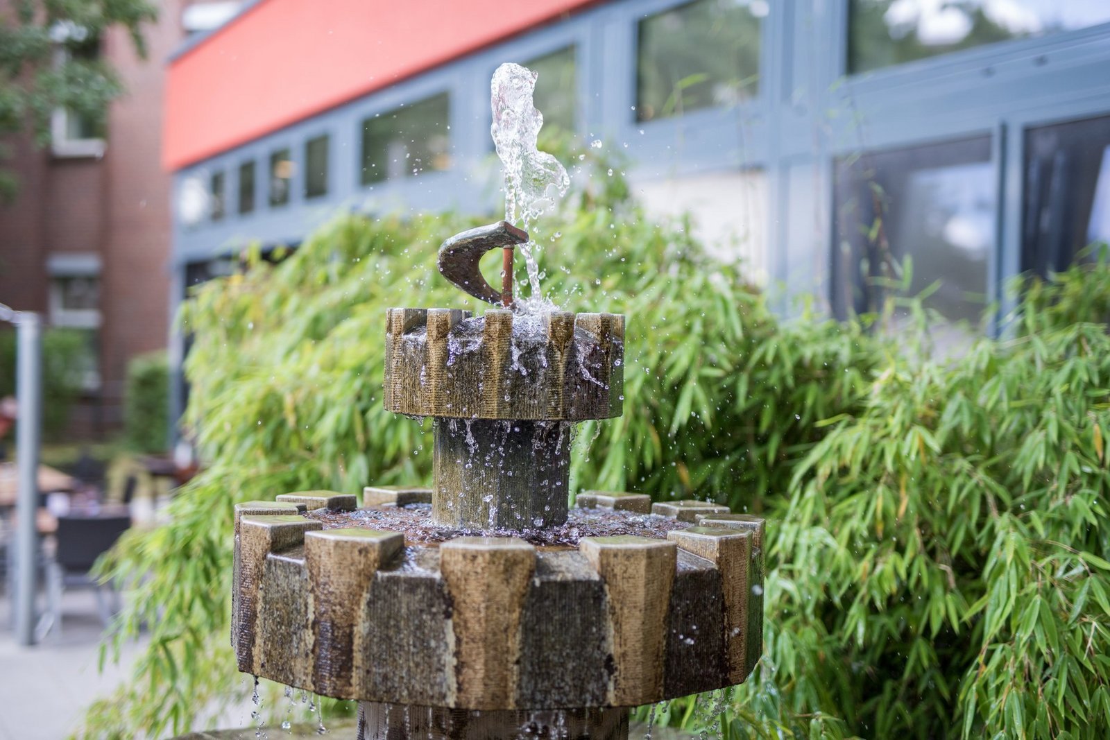 Springbrunnen am Café Kontakt, Detail