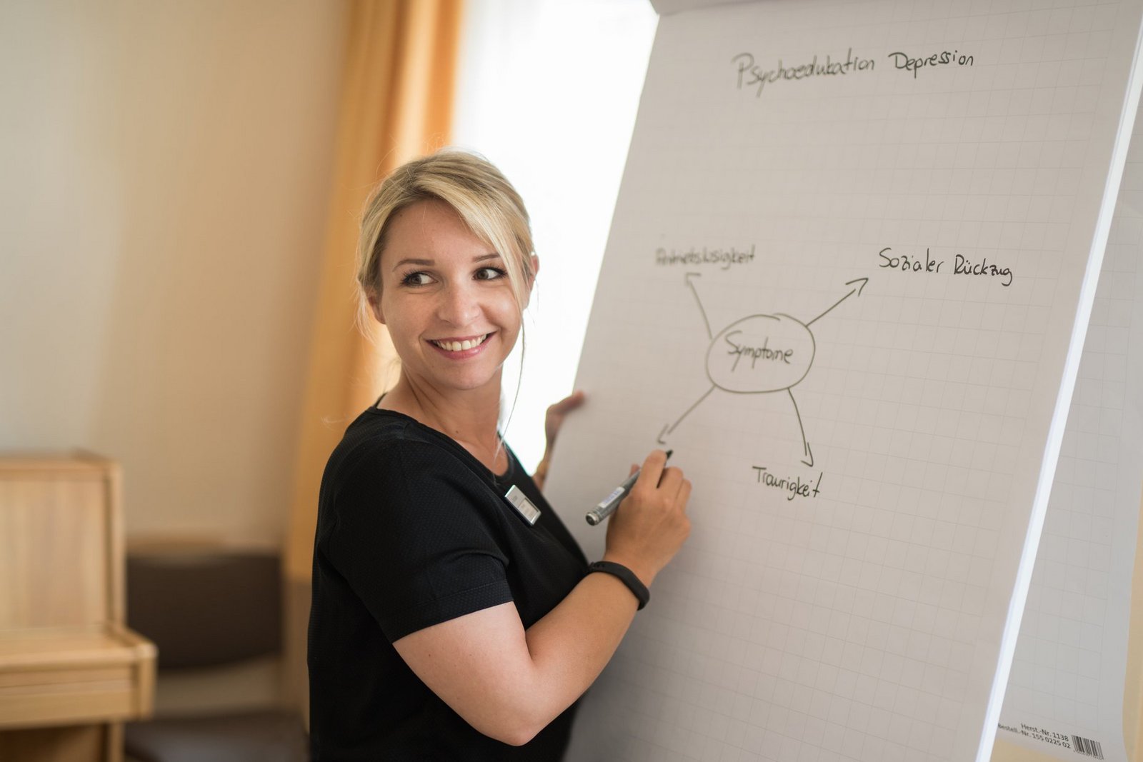 Junge Frau am Flipchart